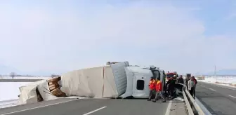 Erzincan'da Otomobil ile Tır Çarpıştı: 3 Yaralı