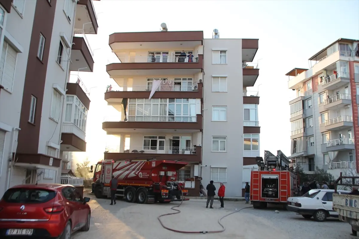 Antalya'da Yangın: 4 Kişi Dumandan Etkilendi