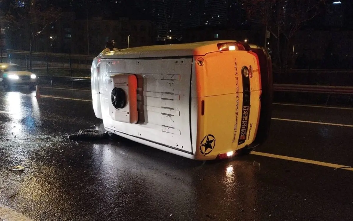 Üsküdar'da Bariyerlere Çarpan Araç Devrildi: 1 Yaralı