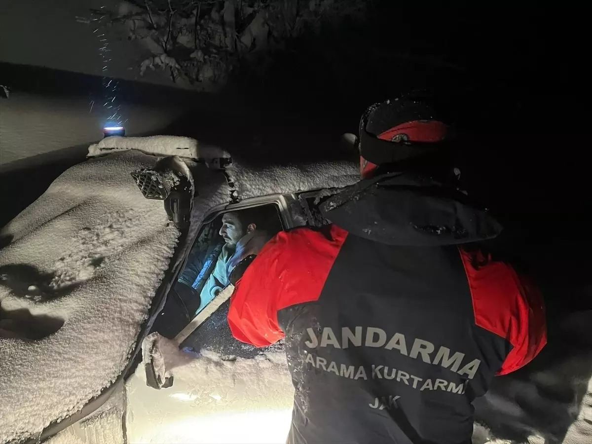Başiskele'de Kar Yağışı Sonucu Mahsur Kalan İki Kişi Kurtarıldı