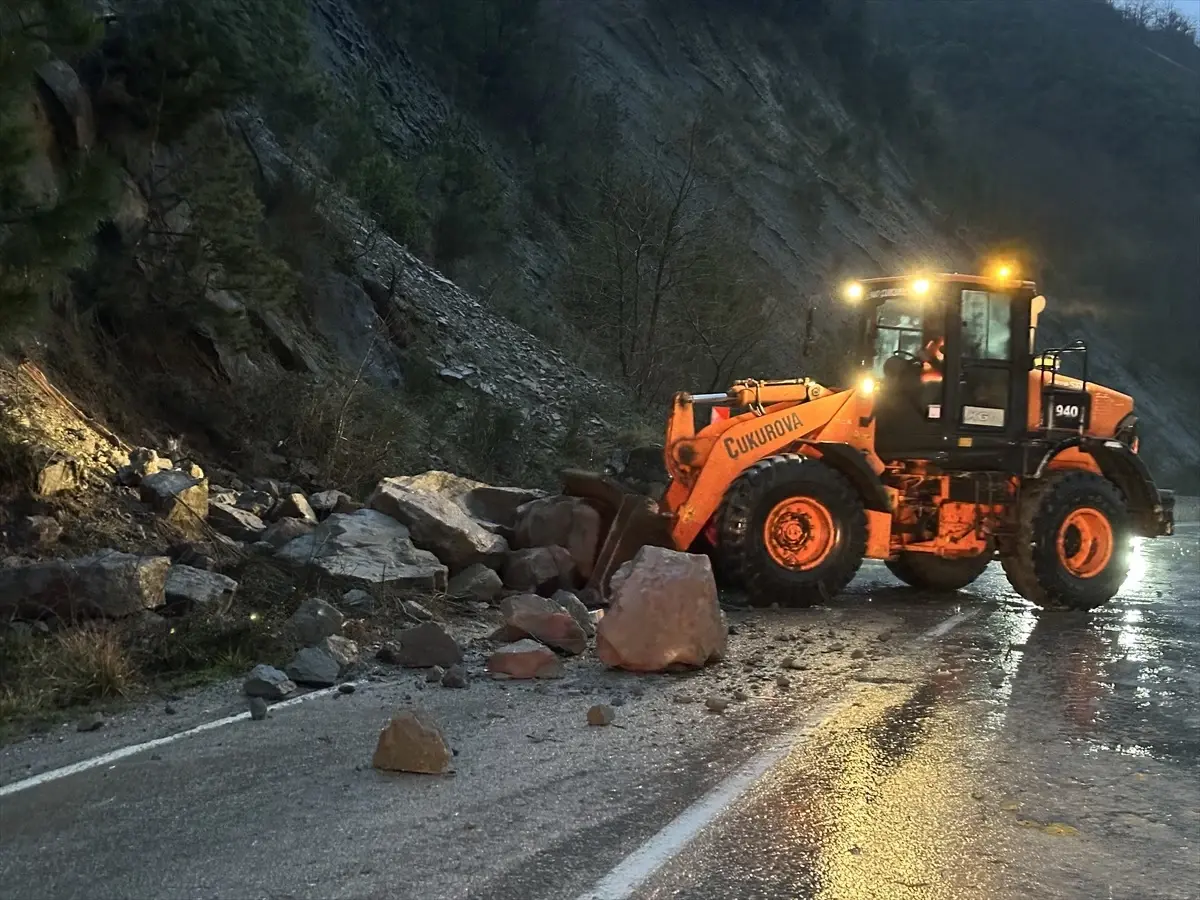 Sinop'ta kar yağışı heyelanlara yol açtı