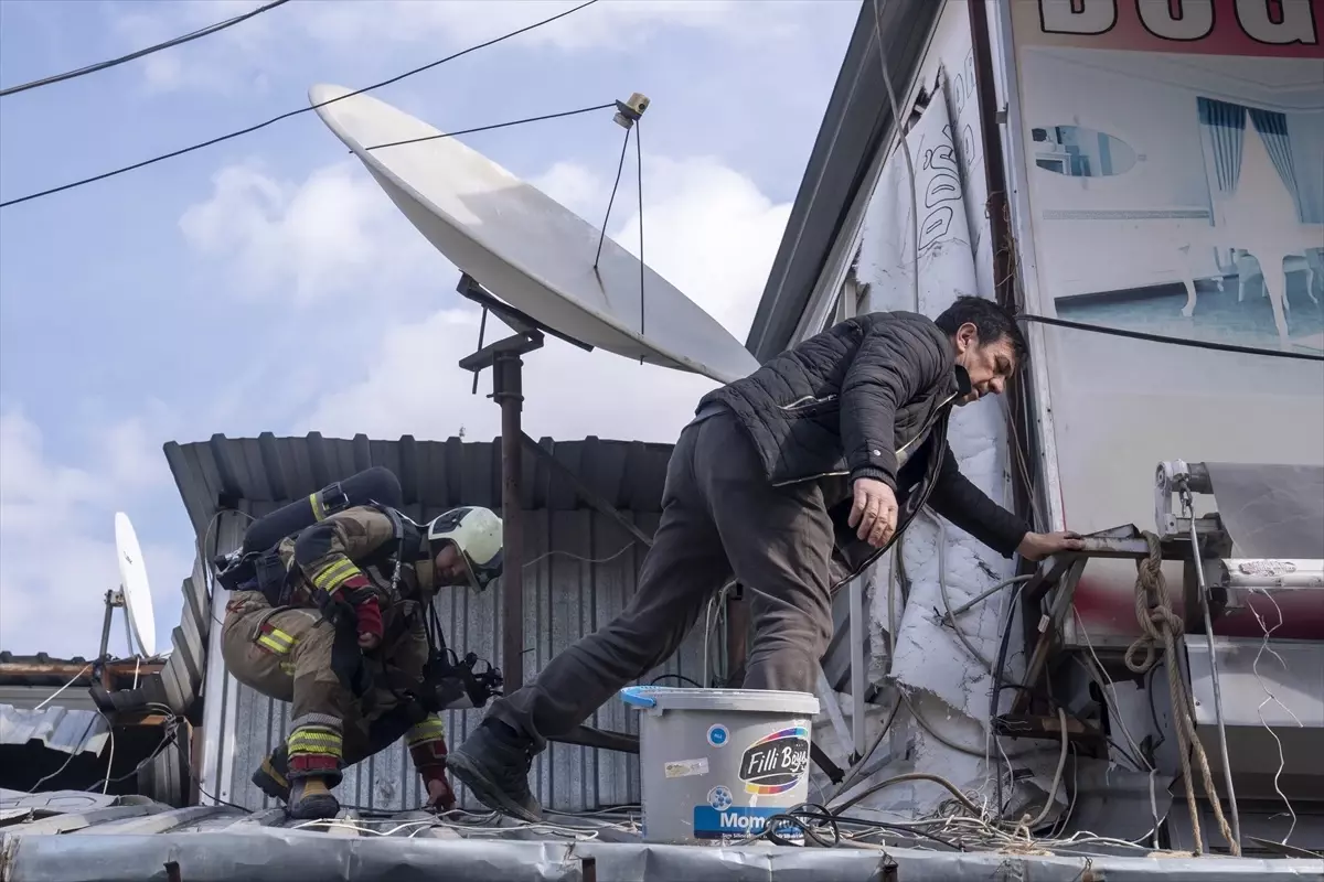 Ankara'da Mobilya Dükkanında Çıkan Yangın Üç İş Yerine Sıçradı