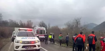 Bartın'da Yağış Nedeniyle Otomobil Şarampole Devrildi