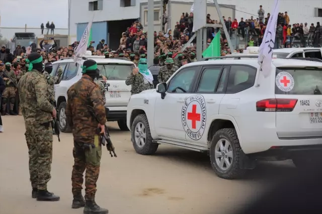 They responded to Trump's plan to take over Gaza with a banner hung during the prisoner exchange