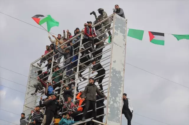 They responded to Trump's plan to take over Gaza with a banner hung during the prisoner exchange