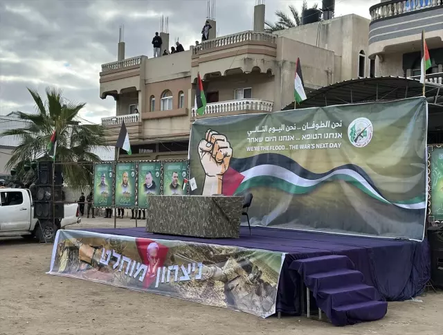 They responded to Trump's plan to take over Gaza with a banner hung during the prisoner exchange