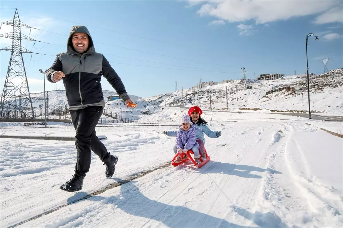 Malatya'nın Darende İlçesinde Kar Eğlencesi