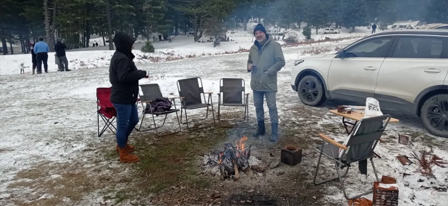 Kazdağları'nda Kış Eğlencesi: Karın Tadını Çıkaran Aileler
