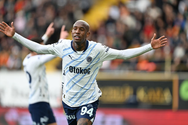 Fenerbahçe, Alanyaspor'u deplasmanda 2-0 mağlup etti Fenerbahçe, Alanyaspor'u deplasmanda 2-0 mağlup etti