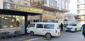 Manavgat'ta Trafik Kazası: Kamyonet Kuaförün Duvarına Çarptı