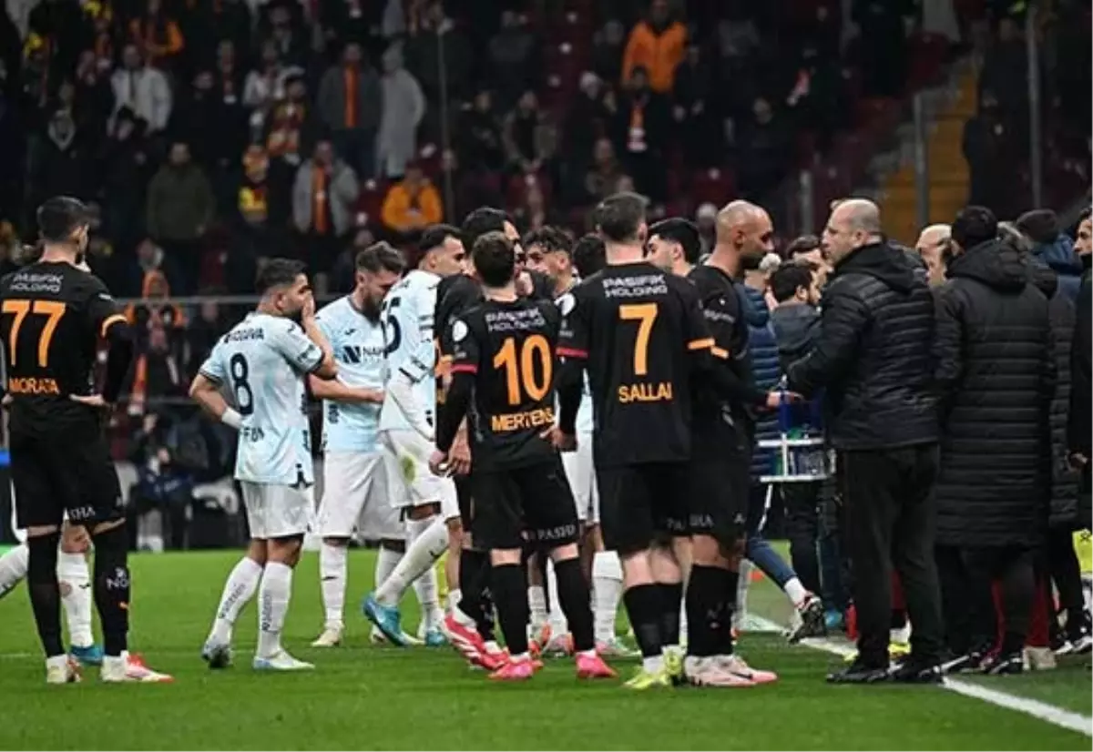 Konuk takımın sahadan çekilmesi üzerine Galatasaray-Adana Demirspor maçı tatil edildi