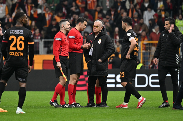 Konuk takımın sahadan çekilmesi üzerine Galatasaray-Adana Demirspor maçı tatil edildi Konuk takımın sahadan çekilmesi üzerine Galatasaray-Adana Demirspor maçı tatil edildi