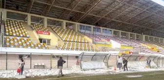 Muş Şehir Stadyumu'nda Kar Temizleme Çalışmaları Tamamlandı