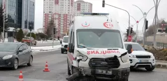 Yozgat'ta Ambulans ve Otomobil Çarpıştı: 2 Yaralı