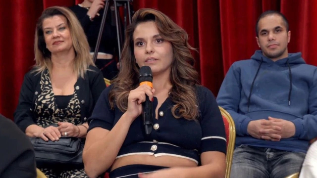 İnci Taneleri oyuncusundan Konuşanlar'da skandal itiraf: Kuzenimin eşi benden hoşlanıyor İnci Taneleri oyuncusundan Konuşanlar'da skandal itiraf: Kuzenimin eşi benden hoşlanıyor