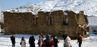 Muş'ta Gençler Tarihi Mekanları ve Buzla Kaplanan Şelaleleri Fotoğrafladı