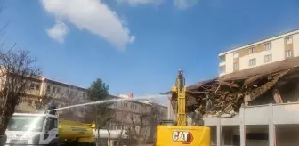 Siirt'te Metruk Okul Binasının Yıkımına Başlandı