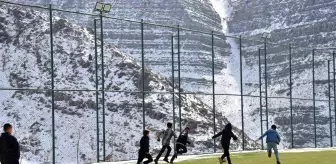 Uludere'deki Çocuklar Kış Soğuklarına Rağmen Futbol Oynuyor