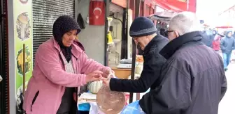 66 Yaşındaki Kadın, Soğuk Hava Düşmanı Olmadan Ekmek Satıyor