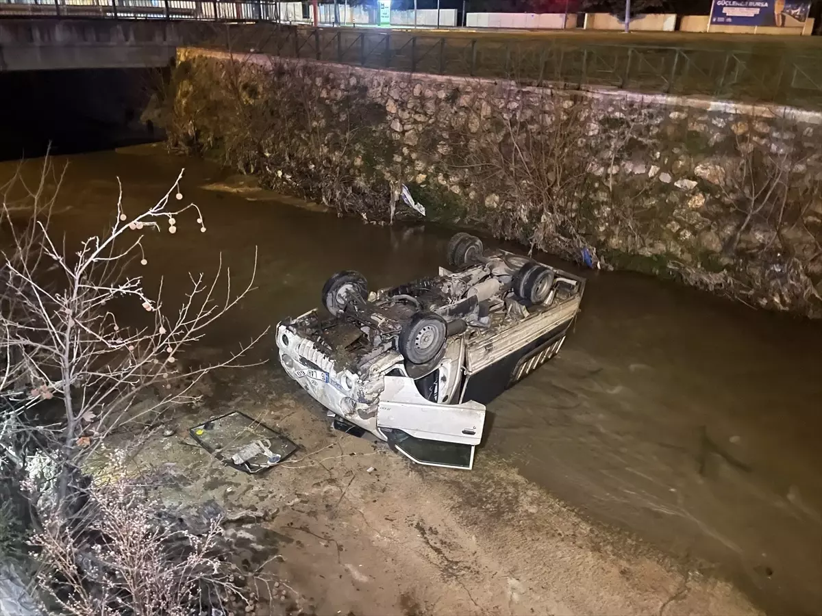 Bursa'da Kamyonet Dereye Düştü, Sürücü Hastaneye Kaldırıldı