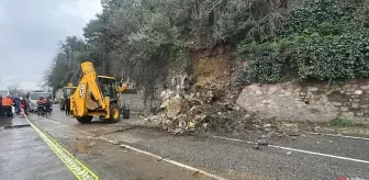 Üsküdar'da İstinat Duvarı Çöktü, Cadde Trafiğe Kapandı