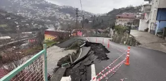 Zonguldak'ta Heyelan: Mahalle Yolu Çöktü