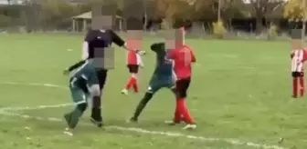 10 yaş altı futbol maçında skandal görüntüler: Veliler sahaya dalıp birbirine girdi