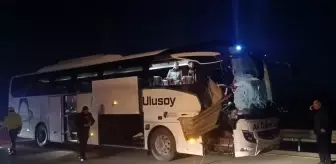 Afyonkarahisar'da Otobüs ve Tır Çarpıştı: 6 Yaralı