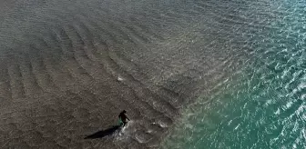 Didim ve Çeşme'de Kuvvetli Poyraz Denizi Kıyıdan Çekti