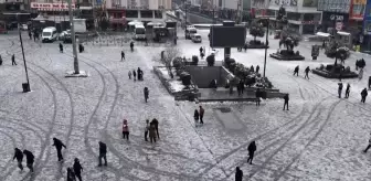 Esenyurt'ta Kar Sevinci: Polisler ve Vatandaşlar Kar Topu Oynadı