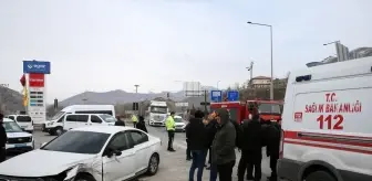 Bitlis'te Para Nakil Aracının Otomobille Çarpışması: 3 Yaralı