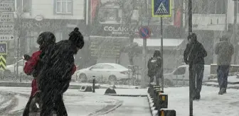 İstanbul'da 4 ilçe beyaza büründü, AKOM ve valilikten peş peşe uyarı geldi