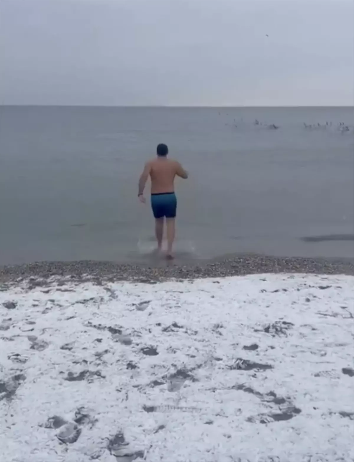 İstanbul'da Kar Yağışında İlginç Anlar: Mayo ile Denize Giren Adam