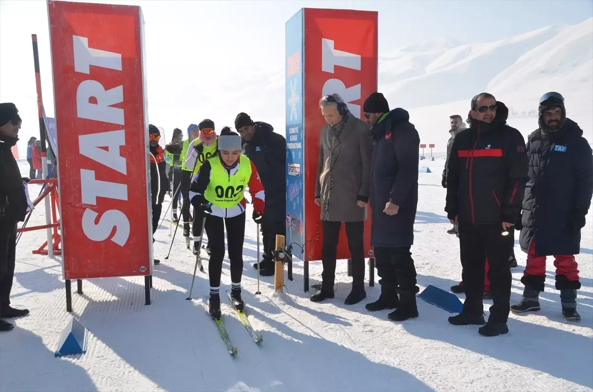 Hakkari'de Kayaklı Koşu 1. Etap Yarışları Başladı