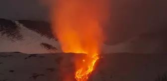 Etna Yanardağı'ndaki Lav Akıntısı Devam Ediyor