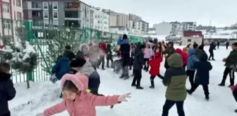 Polis Ekipleri Öğrencilerle Kartopu Savaşında