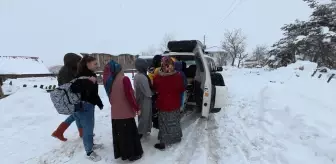 Kar Yağışı Altında Ateşlenen Bebek Hastaneye Kaldırıldı