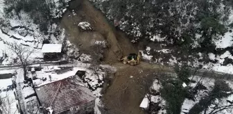 Sinop'ta Toprak Kayması Nedeniyle Kapanan Yol Ulaşıma Açıldı