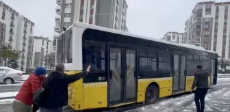 İstanbul'da Şiddetli Kar Yağışı Sürücüleri Zor Durumda Bıraktı