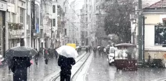 İstanbul'da Kar Yağışı Taksim Meydanı ve İstiklal Caddesi'nde Etkili Olmaya Başladı