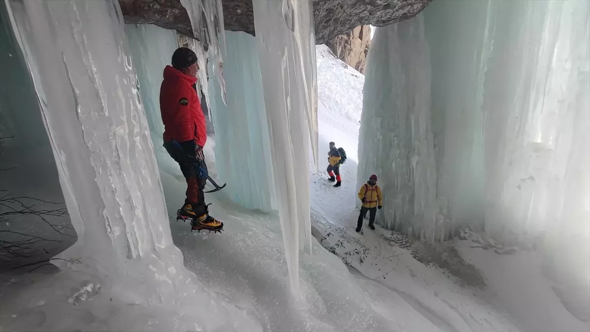 Van'da Dağcılar Buz Tutmuş Sütun Şelalesi'ne Tırmandı