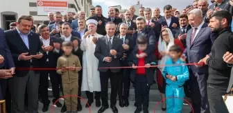 Cami açılışında vicdanları sızlatan görüntü