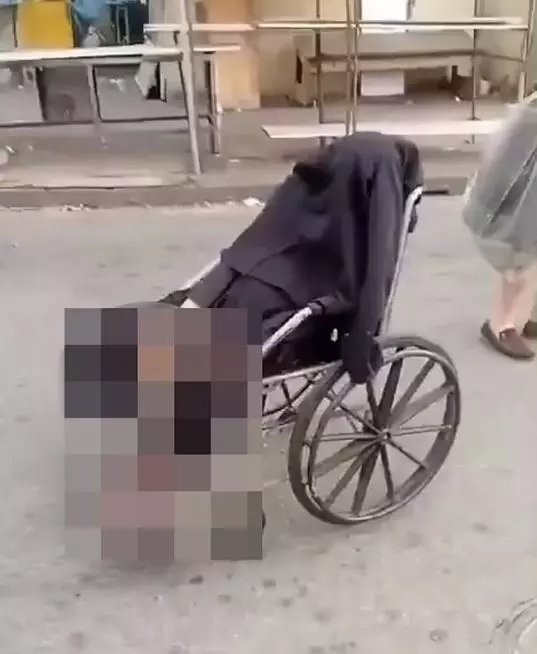 Desperate Son Carries His 100-Year-Old Mother's Body Through the Streets