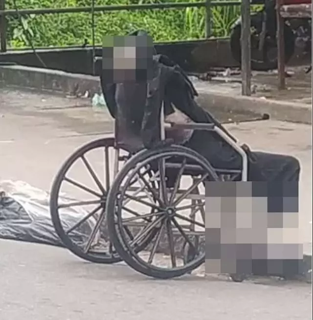 Desperate Son Carries His 100-Year-Old Mother's Body Through the Streets