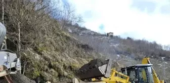 Giresun'daki Heyelan Kaya Parçaları Yol Çalışmalarında Kullanılıyor