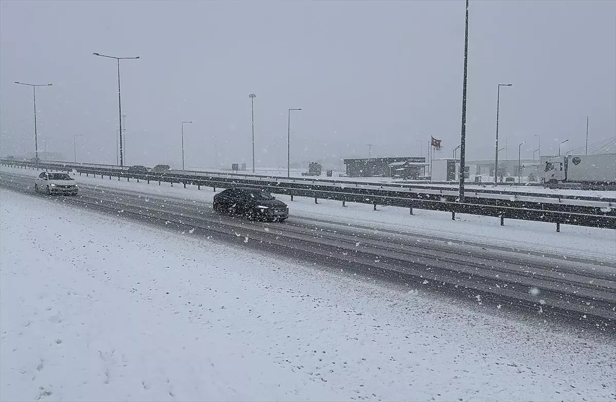 Kuzey Marmara Otoyolu'nda Kar Yağışı Etkili Oluyor