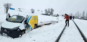 Tokat'ta PTT Aracına Tren Çarptı: 1 Yaralı