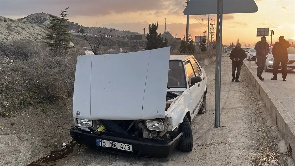 Burdur'da Polisten Kaçan Sürücü Araçlara Çarptı