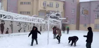 Adıyaman'da Kar Yağışı Sebebiyle OKULLAR Tatil Edildi ve Köy Yolları Kapatıldı