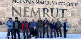 Adıyamanlı dağcılar karla kaplı Nemrut Dağı'na tırmandı